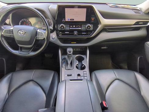 Used 2023 Toyota Highlander XLE FWD image 12