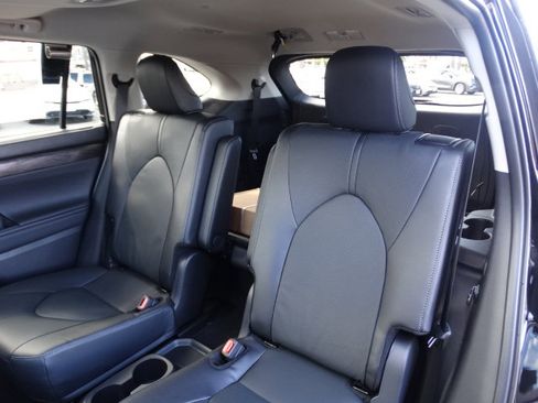 New 2025 Toyota Highlander Limited image 12