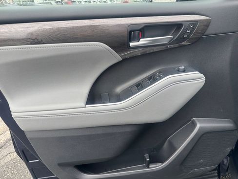 Used 2023 Toyota Highlander Platinum image 21