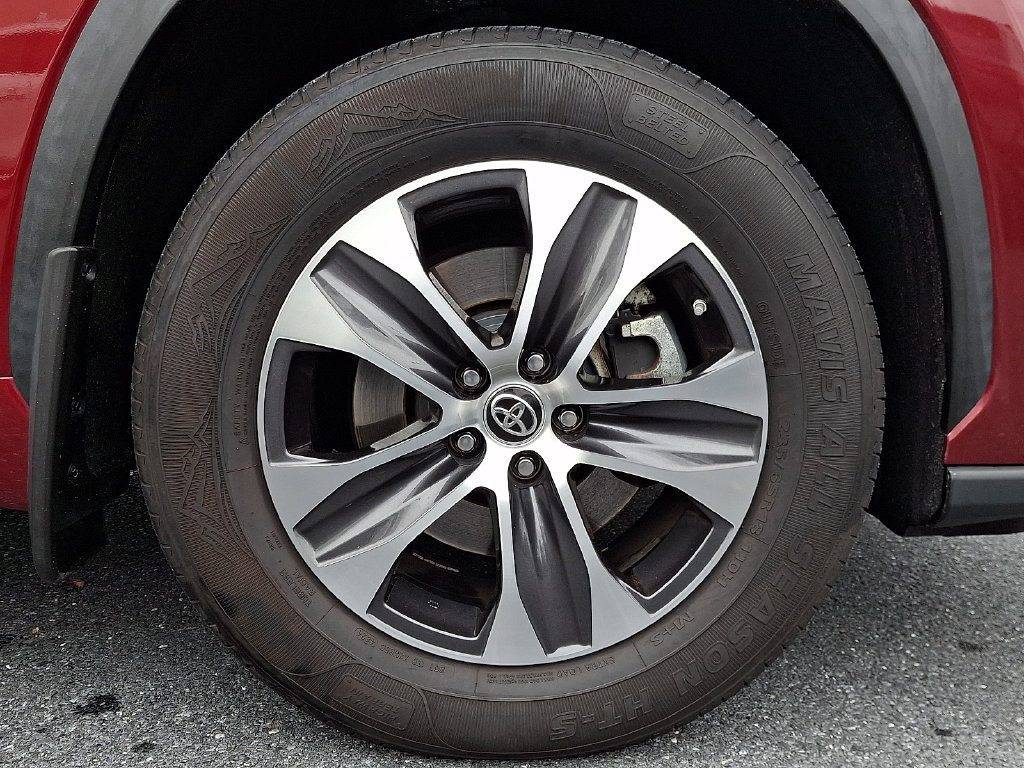 Used 2021 Toyota Highlander XLE AWD/4WD image 7