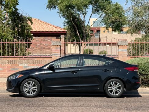 Used 2017 Hyundai Elantra SE FWD image 3