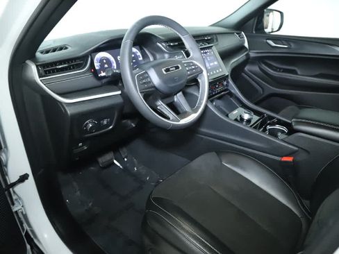 Used 2023 Jeep Grand Cherokee Altitude AWD/4WD image 17