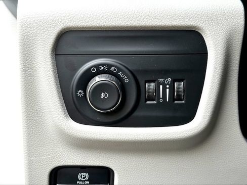 Used 2023 Jeep Grand Cherokee L Overland w/ Advanced Protech Group III AWD/4WD image 16