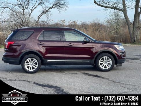 Used 2018 Ford Explorer XLT w/ Equipment Group 202A image 9