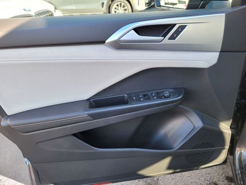 New 2026 Volkswagen Taos SE image 17