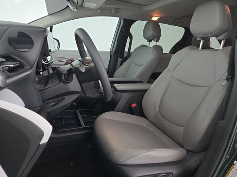 Used 2025 Toyota Sienna XLE FWD image 25