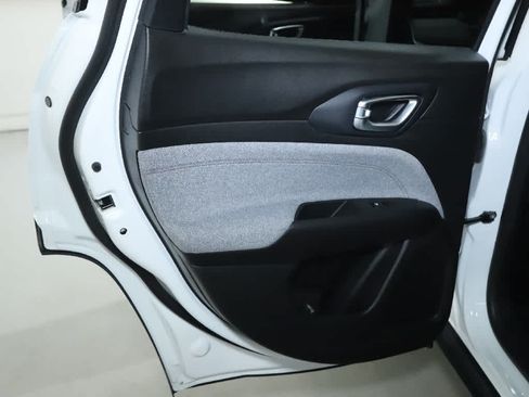 Used 2024 Jeep Compass Latitude AWD/4WD image 13