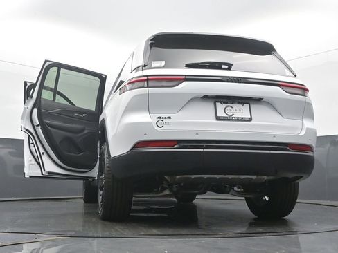 New 2025 Jeep Grand Cherokee Altitude image 60