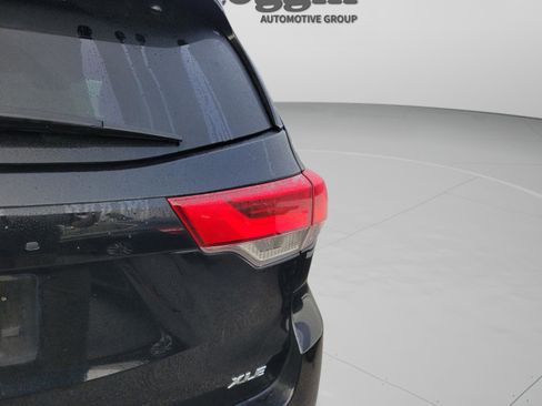 Used 2019 Toyota Highlander XLE image 16