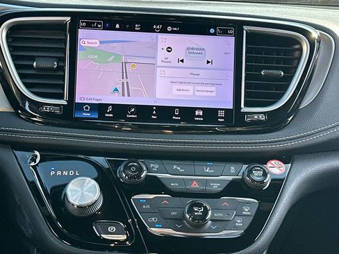 Used 2022 Chrysler Pacifica Limited w/ Uconnect Theater Family Group image 15