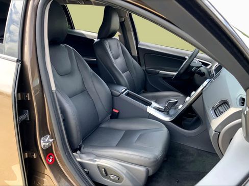 Used 2017 Volvo V60 T5 Cross Country AWD/4WD image 8