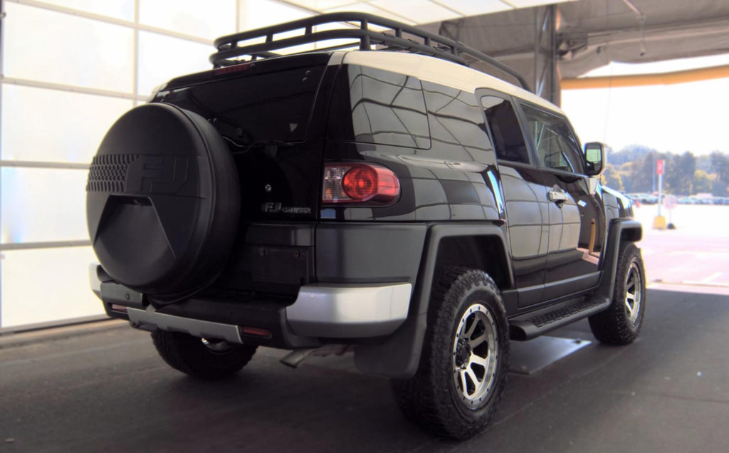 Used 2011 Toyota FJ Cruiser 4WD w/ Upgrade Pkg image 2