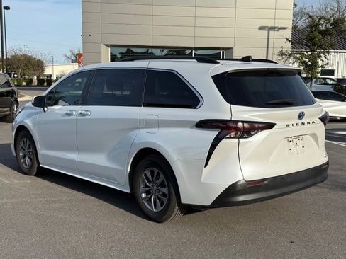 Used 2023 Toyota Sienna XLE image 3