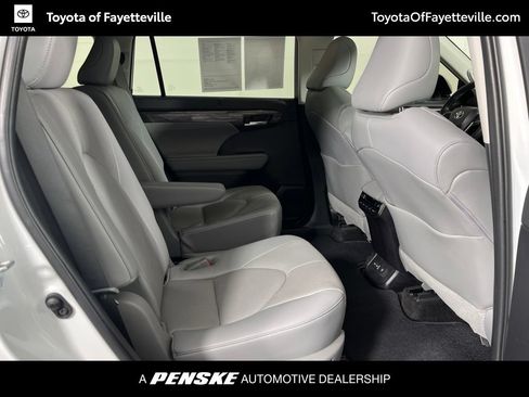 Used 2023 Toyota Highlander Platinum FWD image 8