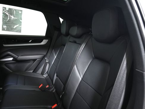 Used 2025 Porsche Cayenne image 36