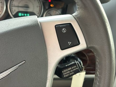 Used 2009 Chrysler Town & Country Touring FWD image 20