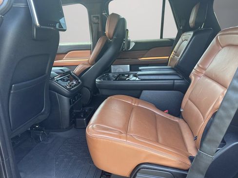 Used 2019 Lincoln Navigator Reserve AWD/4WD image 18