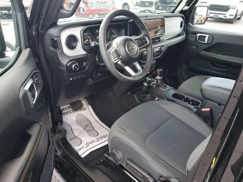 Used 2025 Jeep Wrangler Unlimited Sahara AWD/4WD image 12
