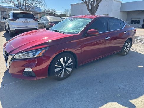 Certified 2021 Nissan Altima 2.5 SV image 2