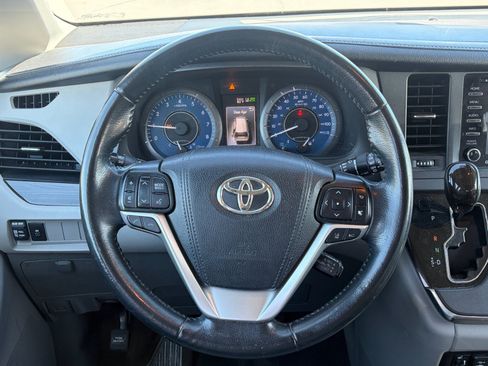 Used 2018 Toyota Sienna XLE FWD image 12