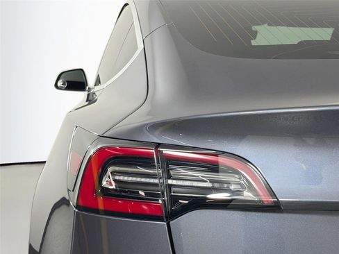 Used 2018 Tesla Model 3 Long Range RWD image 16