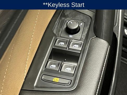 Used 2024 Volkswagen Tiguan SE w/ Panoramic Sunroof Package image 16