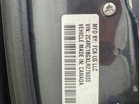Used 2020 Chrysler Pacifica Touring-L FWD image 32