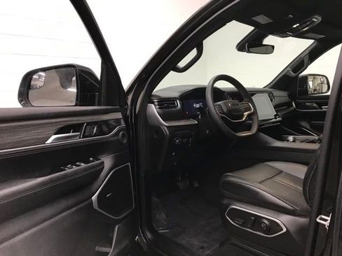 Used 2024 Jeep Wagoneer L Series II w/ Flexible Seating Group image 9