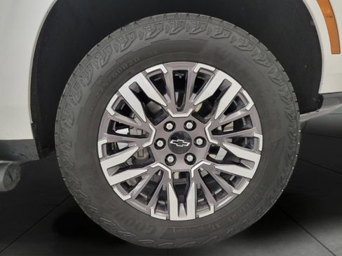 Used 2025 Chevrolet Suburban Z71 image 3