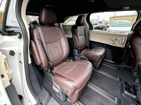 Used 2024 Toyota Sienna Platinum image 19
