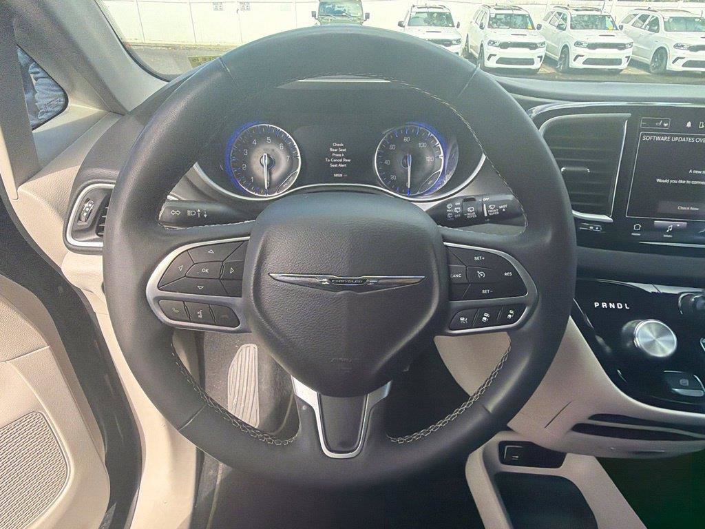 Used 2024 Chrysler Pacifica Touring-L FWD image 27