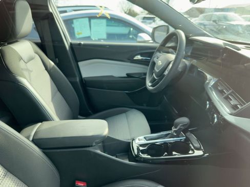Used 2025 Chevrolet Trax LT image 10