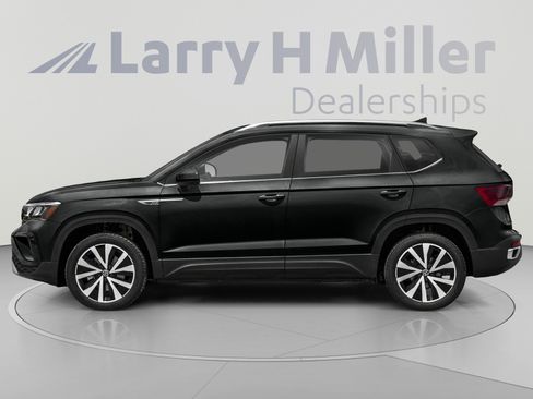Used 2023 Volkswagen Taos SE w/ Panoramic Sunroof Package AWD/4WD image 3