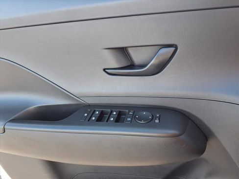 Used 2025 Hyundai Kona SEL image 17