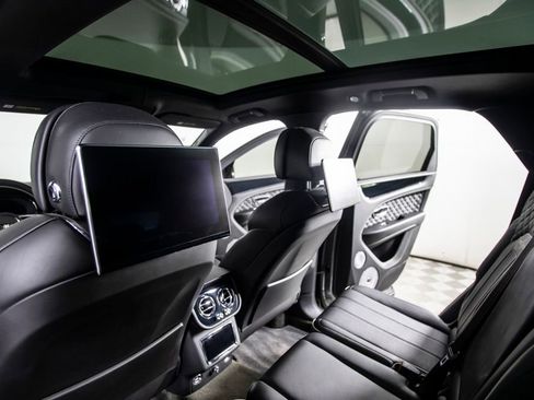 Used 2022 Bentley Bentayga image 47