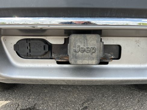Used 2022 Jeep Cherokee Limited AWD/4WD image 23