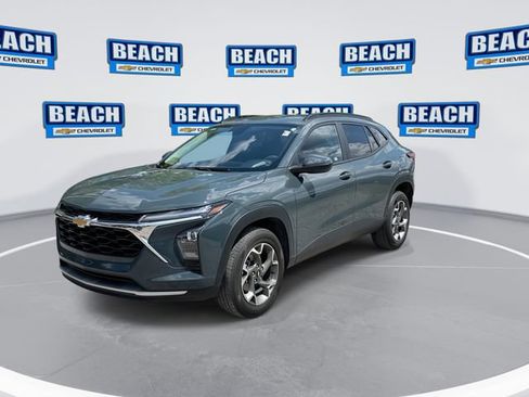 Used 2025 Chevrolet Trax LT FWD image 4