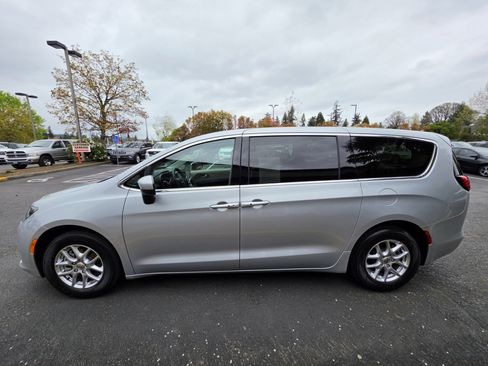 Used 2022 Chrysler Voyager LX FWD image 4