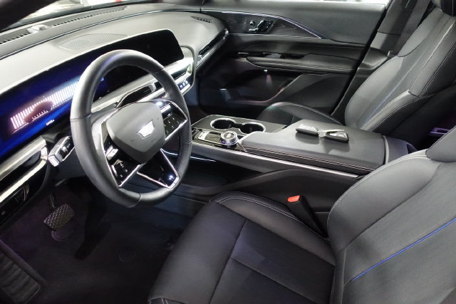 Used 2025 Cadillac Lyriq Luxury w/ LPO, Floor Liner Package AWD/4WD image 10