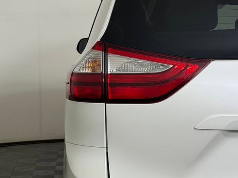 Used 2019 Toyota Sienna XLE w/ XLE Navigation Package FWD image 13
