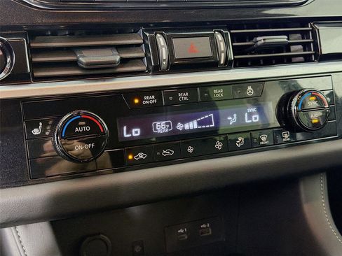 Used 2025 Nissan Pathfinder SL AWD/4WD image 16