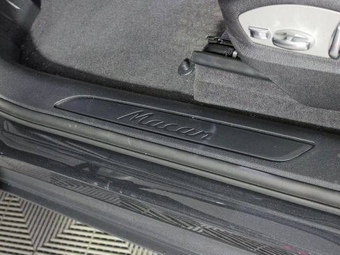 Certified 2025 Porsche Macan AWD/4WD image 17