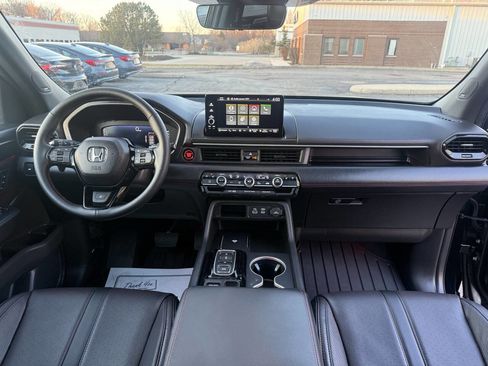 Used 2025 Honda Pilot Black Edition image 31