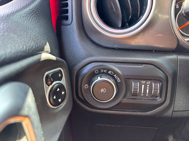 Used 2018 Jeep Wrangler Unlimited Sahara AWD/4WD image 19