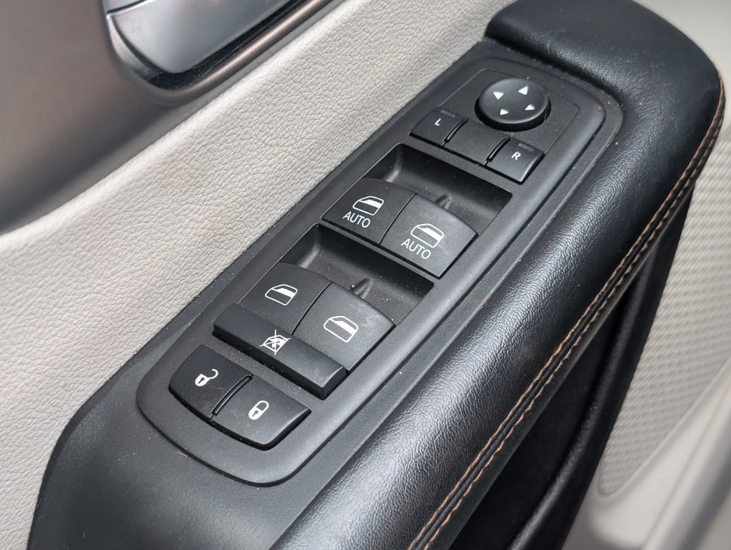 Used 2017 Chrysler Pacifica Touring FWD image 11