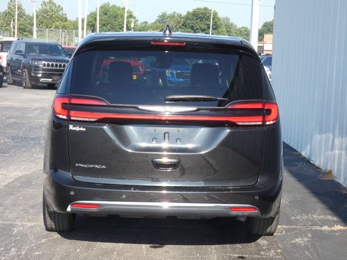 Used 2023 Chrysler Pacifica Touring-L FWD image 8