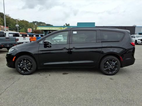 New 2026 Chrysler Pacifica Limited image 7