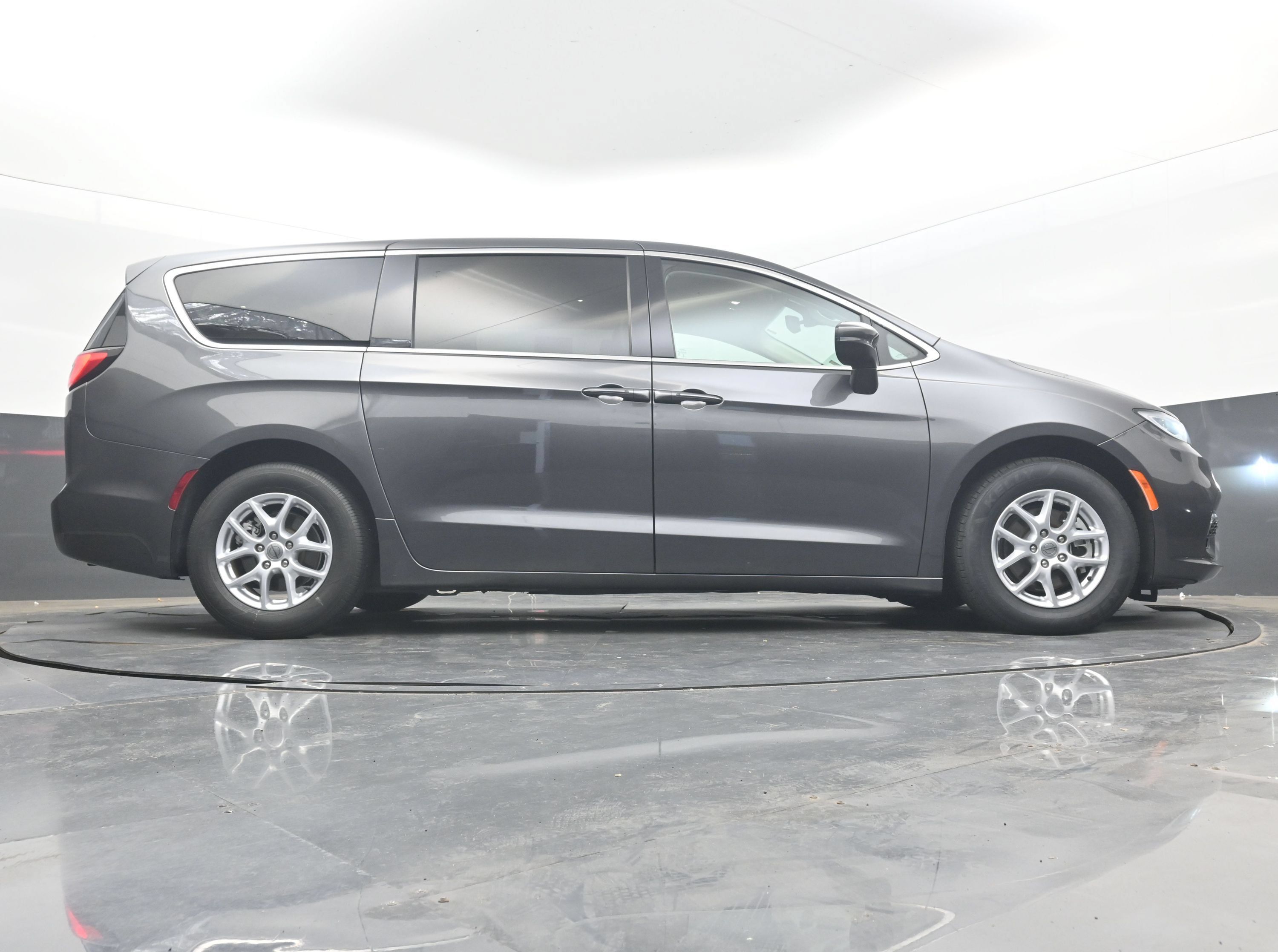 Used 2023 Chrysler Pacifica Touring-L FWD image 31