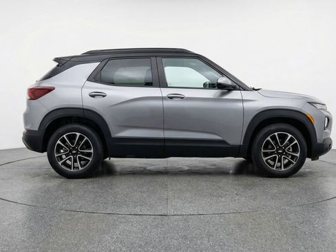 Used 2025 Chevrolet TrailBlazer LT w/ Driver Confidence Package image 8