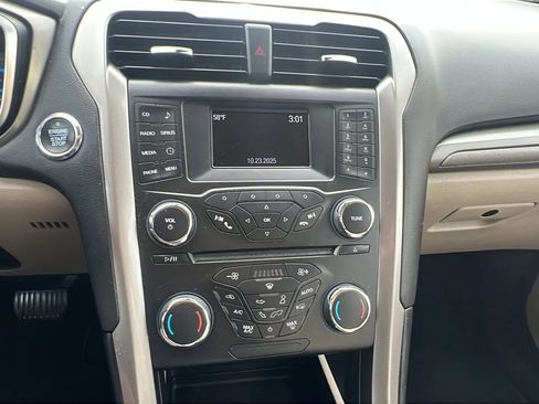 Used 2018 Ford Fusion SE image 16